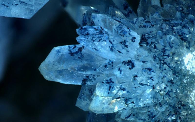 自然的矿石结晶图片